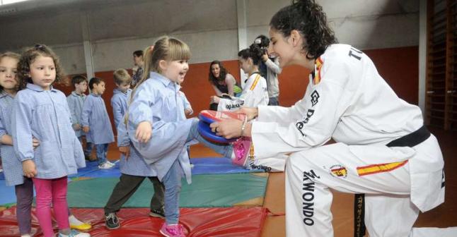 Lúa Piñeiro impartió nociones de taekwondo básico en O Piñeiriño